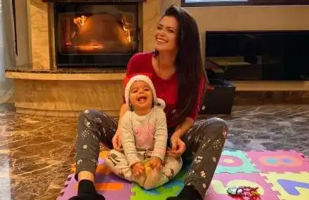 Преслава забавлява феновете с дъщеря си (Малката Паола я имитира)