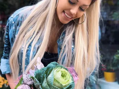 Простотия до шия! Гани си показа дупето и отсече: Не знаете какви татуси имам – не сте интелигентни! (Снимка)