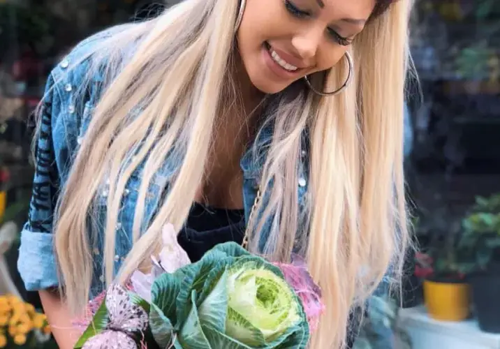 Простотия до шия! Гани си показа дупето и отсече: Не знаете какви татуси имам – не сте интелигентни! (Снимка)