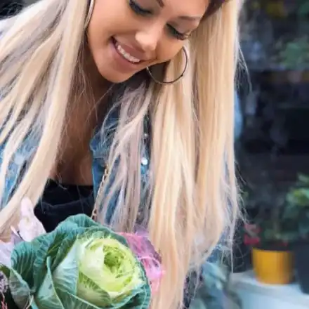 Простотия до шия! Гани си показа дупето и отсече: Не знаете какви татуси имам – не сте интелигентни! (Снимка)