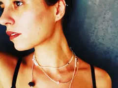Радина Кърджилова стана продавачка на бижута