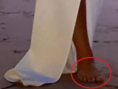 ШОК: Гери-Никол има 6 пръста (УНИКАЛНА СНИМКА)