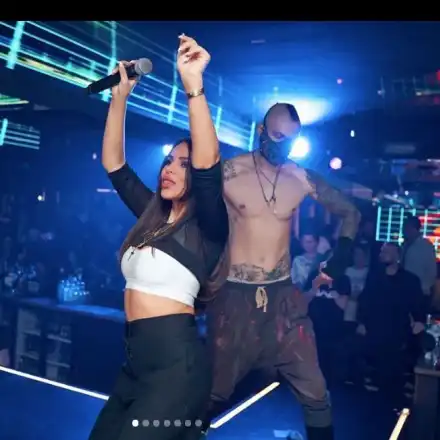 Танцьор забавлява Алисия с неприлични танци