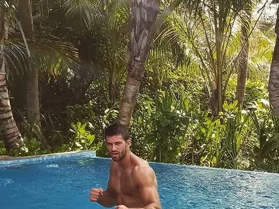 Топлес моделка точи лиги по бившия на Райна (Снимки)