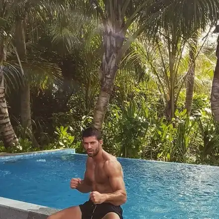 Топлес моделка точи лиги по бившия на Райна (Снимки)