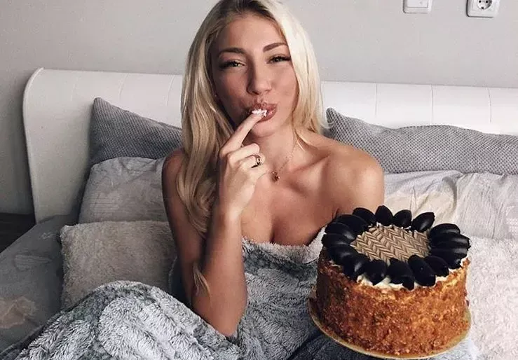 Изкушение! Бояна Генова нагъва торта в спалнята