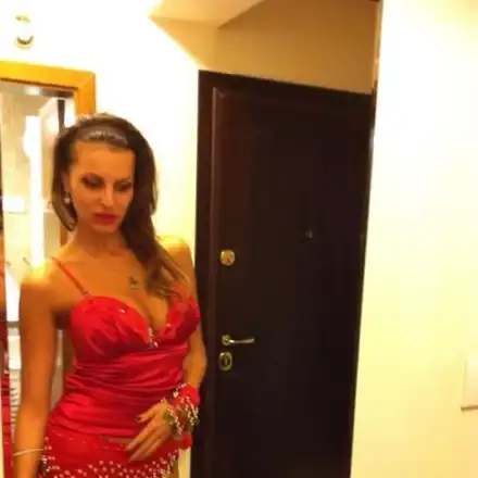 Зорница Линдарева в ролята на светица, моли се за България