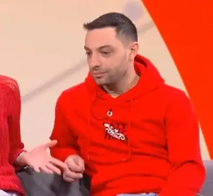 Звезда от „Съни бийч” живее на семейни начала с братовчед си!