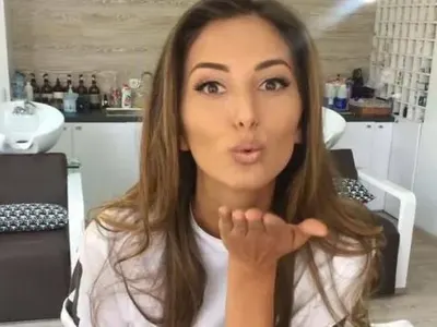 Алекс Богданска на фризьор в пика на пандемията