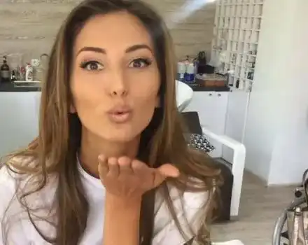 Алекс Богданска на фризьор в пика на пандемията