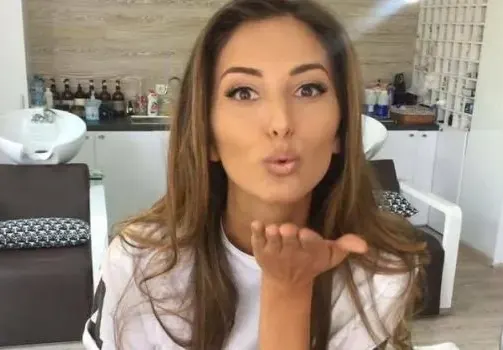 Алекс Богданска на фризьор в пика на пандемията