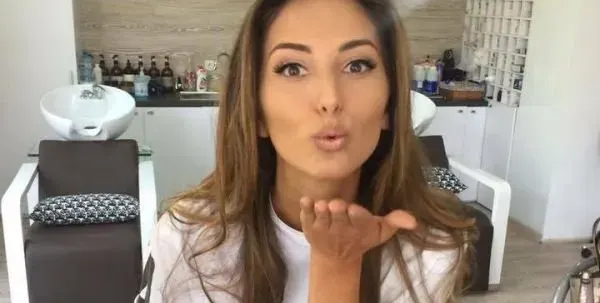 Алекс Богданска на фризьор в пика на пандемията