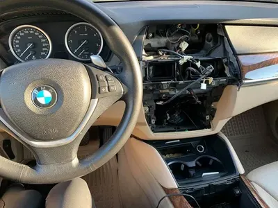 Апаши избушиха колата на Мис Плеймейт (Снимки от обира)