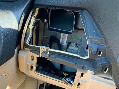 Апаши избушиха колата на Мис Плеймейт (Снимки от обира)