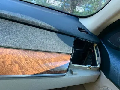 Апаши избушиха колата на Мис Плеймейт (Снимки от обира)