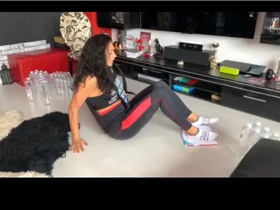 Биляна Йотовска тренира с бутилки у дома