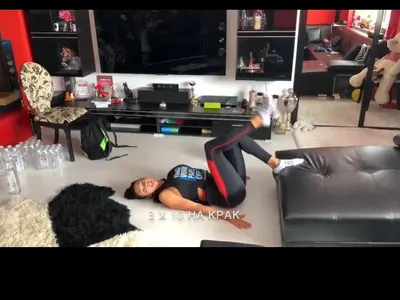 Биляна Йотовска тренира с бутилки у дома