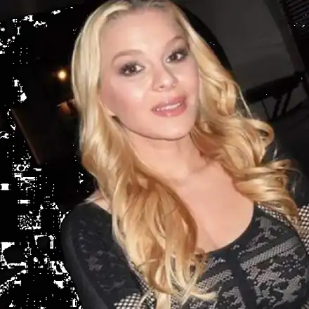 Браво! Десислава дарява храна и дрехи на нуждаещи се