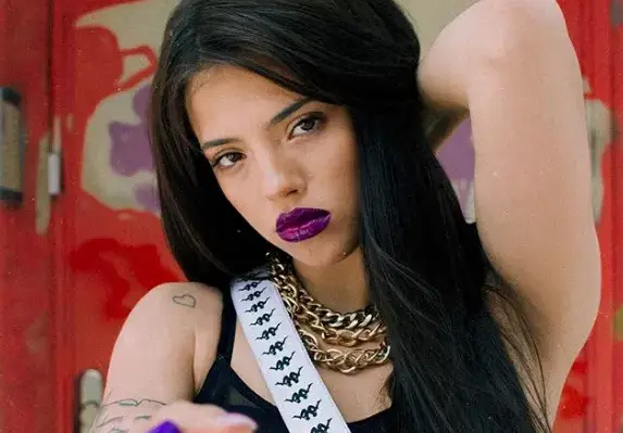 Дара плаши феновете с тъжен вид (Къде изчезна усмивката на певицата?)