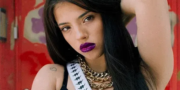 Дара плаши феновете с тъжен вид (Къде изчезна усмивката на певицата?)