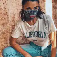 Диляна Попова носи маска с билки