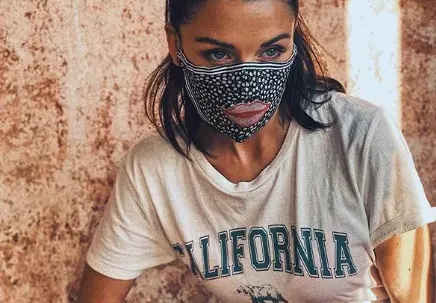 Диляна Попова носи маска с билки