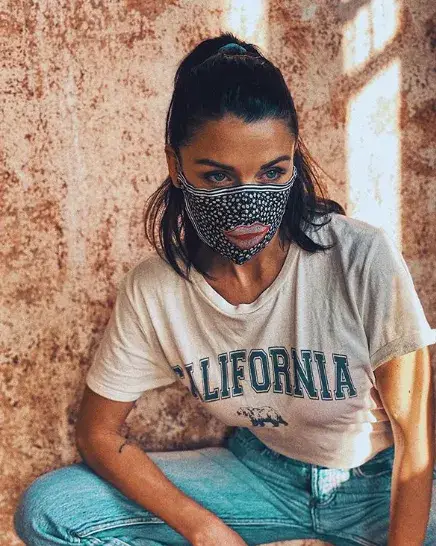 Диляна Попова носи маска с билки