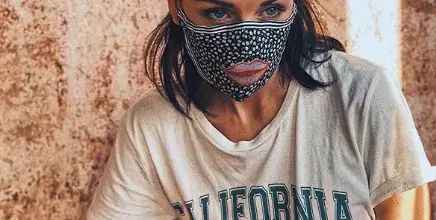 Диляна Попова носи маска с билки