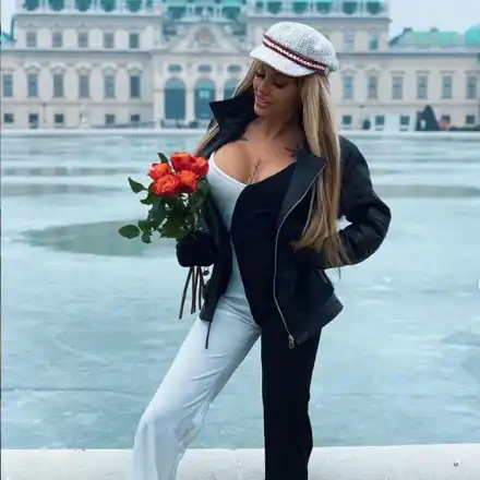 Джулиана Гани подарява дрехи от сватбата си