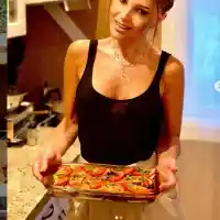 Есил Дюран показва шеметно тяло в кухнята