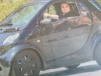 Фънки се натъпка в малка количка:Не ми пука какво карам!