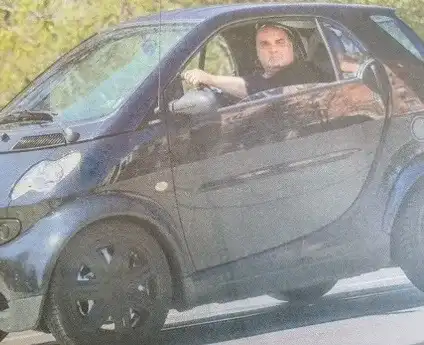 Фънки се натъпка в малка количка:Не ми пука какво карам!