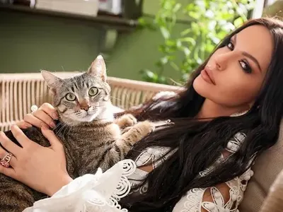 Ген. Мутафчийски депресира Галена, певицата пали свещи за Великден вкъщи