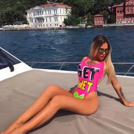 Гери — Никол нашари бюста