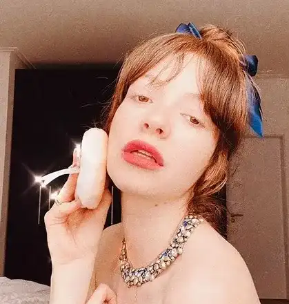 Глория Петкова дава уроци по грим