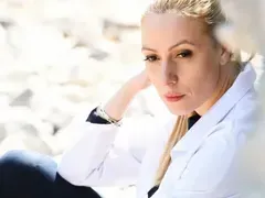 Изненада! Деси Бакърджиева роди тайно (Актрисата крие, че е станала майка)