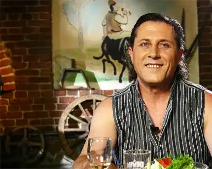 Изпълнителят на Радка Пиратка: Тя си стои вкъщи и не излиза! (Кръст от Йерусалим пази Тошко Тодоров)