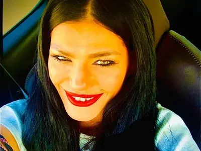 Жана Бергендорф се учи да свири на китара