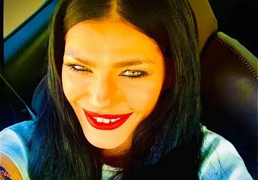 Жана Бергендорф се учи да свири на китара