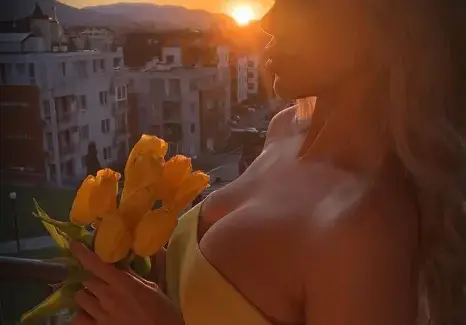 Жанета Осипова се отдаде на бране на лалета (Фото)