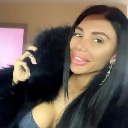 Мисис България Неделина Цанева набира средства в онлайн търг за хора в нужда (Снимки)