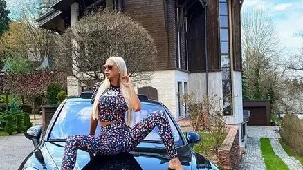 От усърдна работа с клиенти: Мис Плеймейт с джип за 100 бона