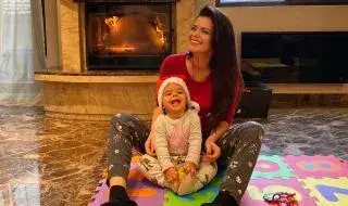 Преслава майка за пример в изолацията (Певицата не спира да забавлява малката Паола)