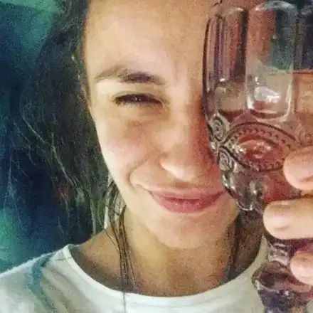 Радина е доволна от карантината,  редува фитнес с вино