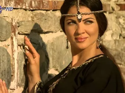 Райна суеверна до болка (Певицата се пази от зли очи дори и в нета)