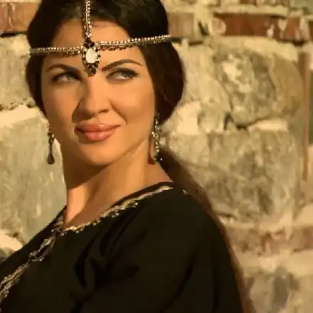 Райна суеверна до болка (Певицата се пази от зли очи дори и в нета)