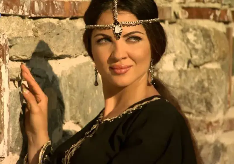 Райна суеверна до болка (Певицата се пази от зли очи дори и в нета)