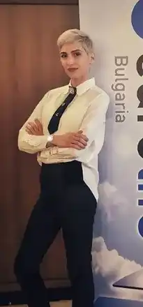 Ромина Андонова заприлича на мъж (Миската се носи с мъжка прическа и дрехи - Фото)