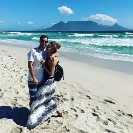 Сани Жекова избяга с гаджето на морето насред пандемията