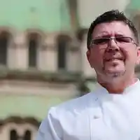 Шеф Петров прави корона пица